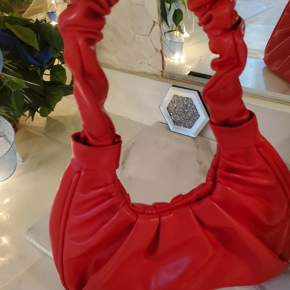 SMALL RED HANDBAG ,RUFFLED STRAP - Picture 2 of 6